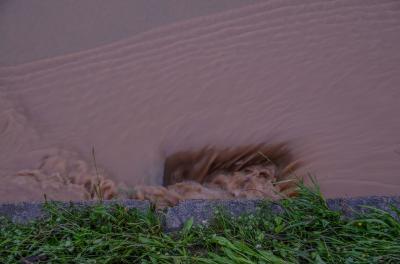 Leutenbach und Backnang: Strakregenfront laesst Baeche ueber die Ufer treten und ueberschwemmt Strassen
